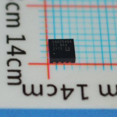 CSD25404Q3T MOSFET NexFET™ canal P de 40 V avec RDS(on) de 8,5 mΩ, courant de 50 A, température nominale de 175°C, faible Qg, boîtier SON de 3,3 mm×3,3 mm, qualifié AEC-Q101 et conception sans halogène