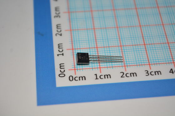 LM235Z Capteur de température Celsius de précision de 1°C Précision de 2°C à 150°C Portée linéaire 10mV/°C Sortie facile Étalonnage Large 4V-30V Apporte basse auto-chauffage TO-92 Package