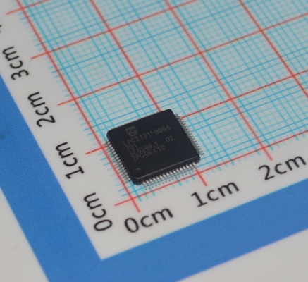 LPC2131FBD64/01,15 ARM7 MCU 32 bits RISC Core 64KB Flash 16KB RAM 60MHz Vitesse USB 2.0 2x UART 64-LQFP -40°C à +85°C Grade industriel