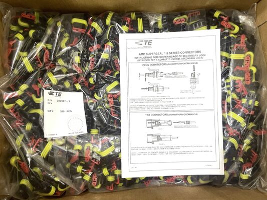 282087-1 Boîtier de connecteur à sertir 4 positions, pas de 2,5 mm, pour carte et fil, verrouillage par friction, montage sur panneau, polarisé, UL 94V-0, courant nominal de 4,5 A pour la distribution d'énergie et l'industrie