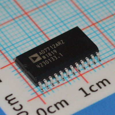AD7712ARZ Convertisseur analogique-numérique (CAN) 24 bits Σ-Δ, débit de sortie 500 Hz, faible bruit, 1,5 μV, interface SPI, alimentation ±5V, -40°C à 85°C, conception technologique avancée