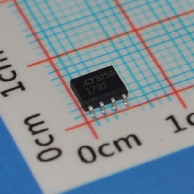 LT1792CS8 1.5A régulateur de faible débit 3.3V/5V/ADJ 1V Débit ± 1% Précision SO-8 -40°C à +125°C Faible bruit