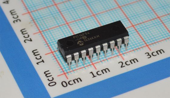 PIC16F54-I/P MCU RISC 8 bits 20 MHz 512x12 Flash 25B RAM 12 E/S DIP-18 2-5.5V -40°C~125°C Basse consommation <2mA