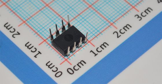 TLC549CP 8 bits ADC 40kps 4MHz Horloge alimentation unique 3-6V DIP-8 ± 0,5LSB INL Faible puissance < 15mW -40°C à +85°C