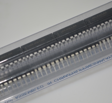 MAX3232CPE Émetteur-récepteur RS-232 ±15kV Protection ESD 3.0-5.5V Large tension 1μA Faible consommation 250kbps Débit de données 2 Émetteurs/2 Récepteurs Boîtier DIP-16 pour communications industrielles