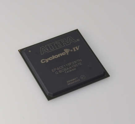 EP4CE115F29I7N Cyclone IV FPGA 114K LEs 3.9Mbit RAM 266MHz Vitesse 1.2V Voltage du noyau 622 broches d'entrée/sortie PCIe Prise en charge de la température industrielle (-40°C à 100°C) Conforme à la réglementation RoHS Package FBGA à 780 broches