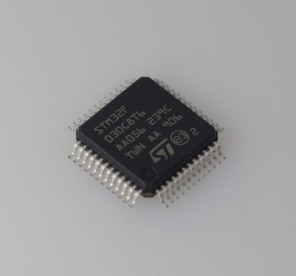 STM32F030C8T6 48MHz Cortex-M0 MCU 64KB Flash 8KB RAM 12 bits ADC à faible coût 5V Tolérant 37 GPIOs et large plage de température pour des conceptions intégrées robustes