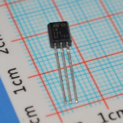 LM235Z Capteur de température Celsius de précision de 1°C Précision de 2°C à 150°C Portée linéaire 10mV/°C Sortie facile Étalonnage Large 4V-30V Apporte basse auto-chauffage TO-92 Package