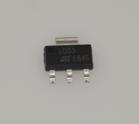 Régulateur de tension LDO LD1117S33CTR 3.3V avec sortie 1A Faible tension de chute Haute précision Protection contre les surintensités et la surchauffe Stable avec des condensateurs céramiques Boîtier SOT-223