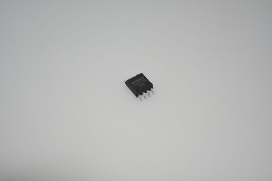 W25Q128JVSIQ 128Mb SPI NOR Flash 133MHz Effacement de secteur 4 Ko Dual/Quad I/O Alimentation 3V 100K cycles Rétention 20 ans 8-SOIC Registre de sécurité