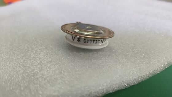 VS-ST303C12CFK0 1200V 300A Module IGBT Faible Vce (sat) Faible Perte Haute Robustesse Intégré NTC Commutation rapide Pour les entraînements industriels et les onduleurs UPS