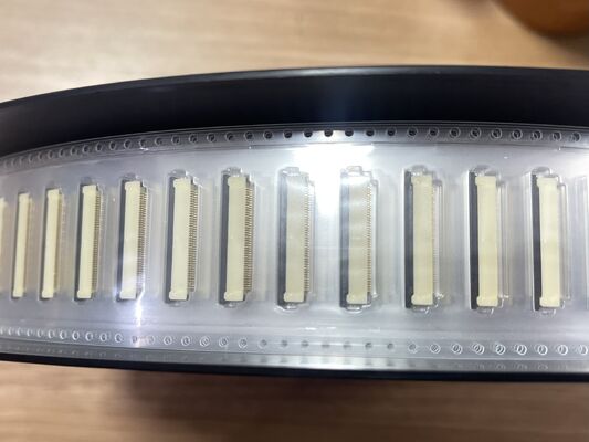 62684-401100ALF Connecteur FFC/FPC 40 Positions Pas de 0.5mm Type ZIF Actionneur à rabat à verrouillage Montage en surface Orientation horizontale 0.5A 50V Idéal pour l'électronique grand public et les écrans