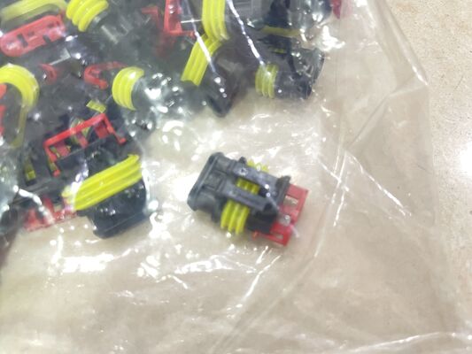 282087-1 Boîtier de connecteur à sertir 4 positions, pas de 2,5 mm, pour carte et fil, verrouillage par friction, montage sur panneau, polarisé, UL 94V-0, courant nominal de 4,5 A pour la distribution d'énergie et l'industrie