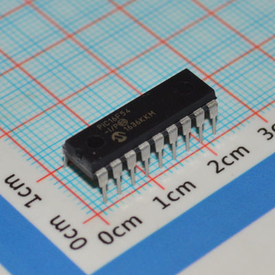 PIC16F54-I/P MCU RISC 8 bits 20 MHz 512x12 Flash 25B RAM 12 E/S DIP-18 2-5.5V -40°C~125°C Basse consommation <2mA