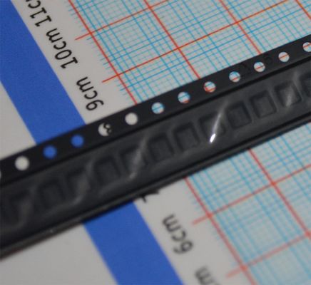 SIT8002AC-13-33E-50.00000T Oscillateur MEMS à 50 MHz ±50 ppm Stabilité 1,8-3,3 V Apport 2,5 mA Faible puissance LVPECL Sortie -40°C à +85°C AEC-Q100 Qualifié