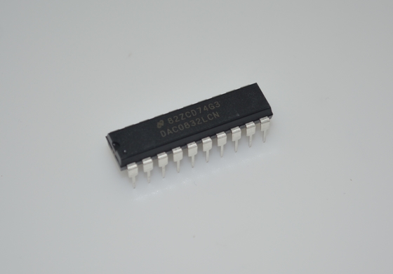 DAC0832LCN 8-Bit Multiplying DAC 1μs Settling Time ±10V Output 20mW Power DIP-20 0°C to +70°C